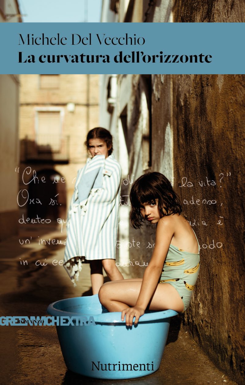 In copertina una bambina seduta in strada con le gambe a mollo in una grande tinozza azzurra, alle spalle un'altra bambina l’osserva