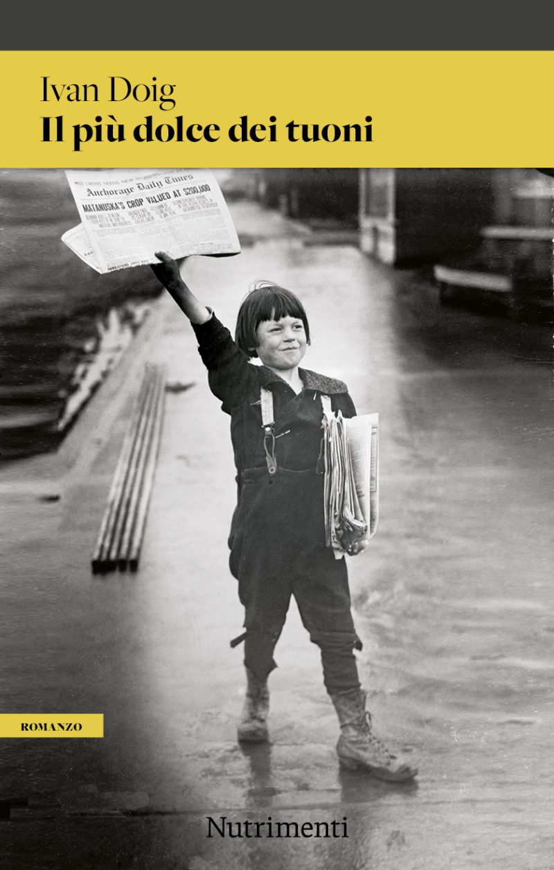 In copertina giovane strillone che vende i giornali nel 1930