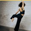 Una ballerina di danza contemporanea libera la sua creatività danzando.