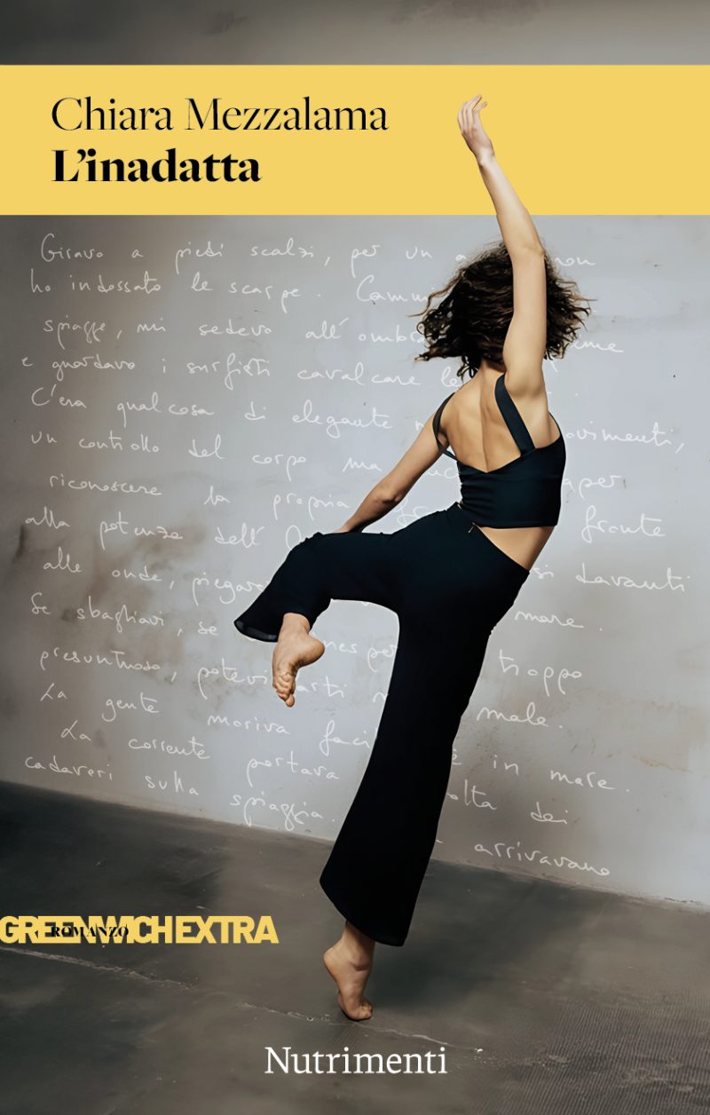 Una ballerina di danza contemporanea libera la sua creatività danzando.