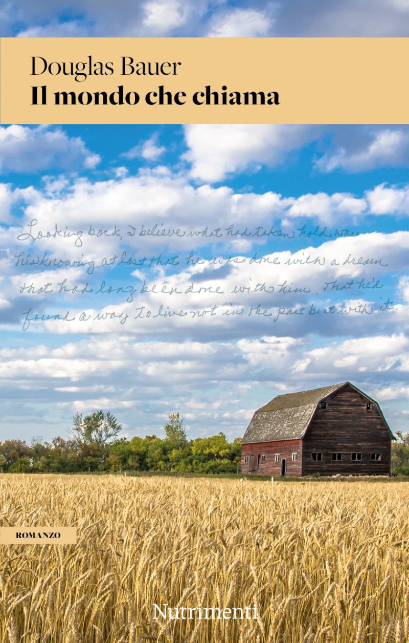 Nella foto di copertina il grande fienile di una fattoria americana tra il bosco e un campo di grano sotto a un immenso cielo azzurro cosparso di piccole nuvole bianche.