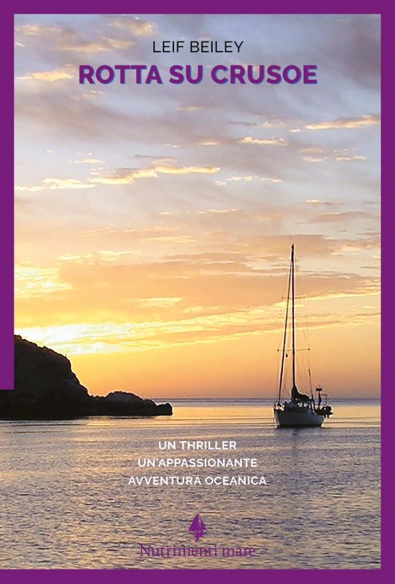 In copertina una barca al tramonto piegate le vele si avvicina alla costa