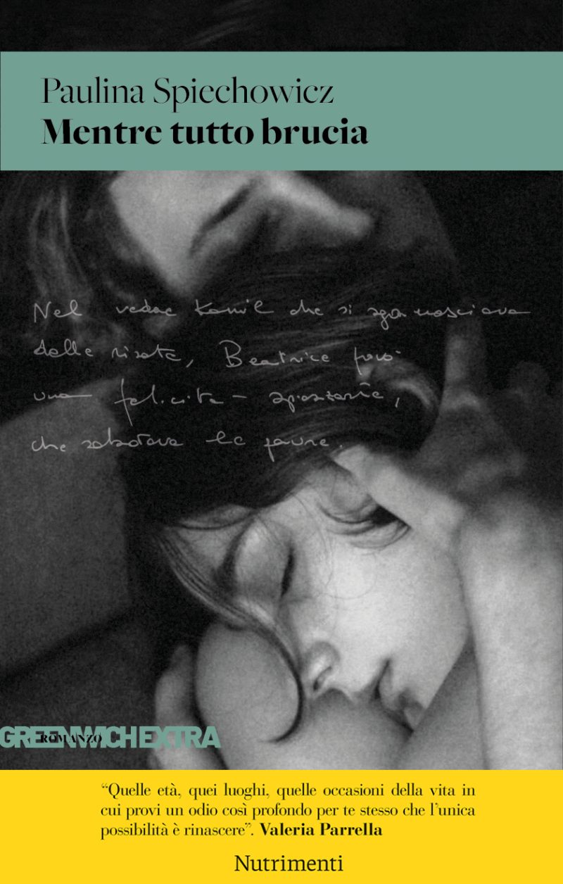 Due adolescenti abbracciati e completamente avvolti nel loro amore.