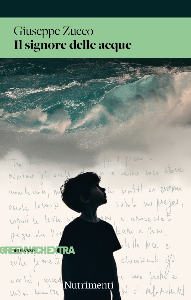 Un bimbo guarda pensieroso verso il cielo che è diventato una enorme massa d'acqua percorsa da onde, come fosse il mare.