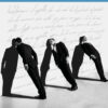 Pcop_Trilogia_ossessioni In copertina foto in bianco e nero di tre uomini in diverse posizioni appoggiati a un muro.