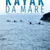 In copertina gruppo di kayak che navigano vicino alla costa