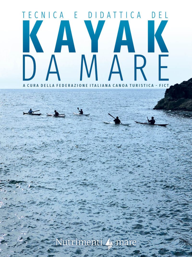 In copertina gruppo di kayak che navigano vicino alla costa
