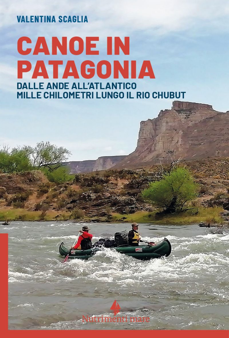 In copertina una canoa mentre affronta le rapide del Rio Chubut