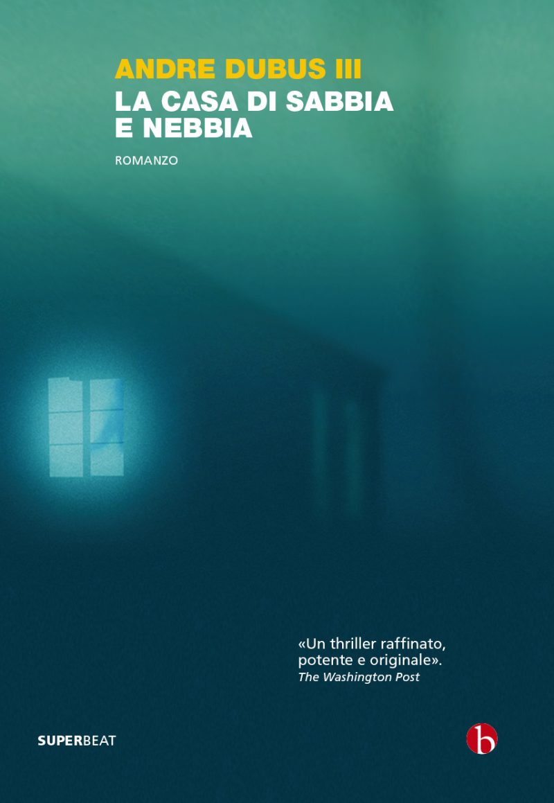 In copertina una figura appare dalla finestra illuminata di una casa nella notte avvolta dalla nebbia