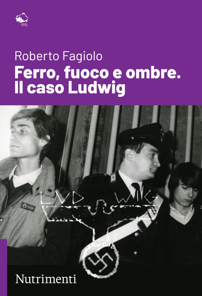 Copertina Ferro, fuoco e ombre. Il caso Ludwig raffigurante i due arrestati Wolfgang Abel e Marco Furlan ai lati e in mezzo un poliziotto in bianco e nero