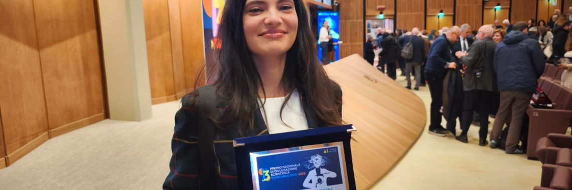 Martina Benedetti con la targa del premio nazionale divulgazione scientifica Giancarlo Dosi appena ricevuto
