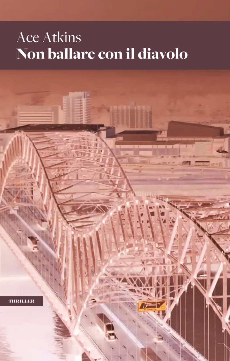 In copertina scatto fotografico di un ponte che attraversa il fiume di una città americana.