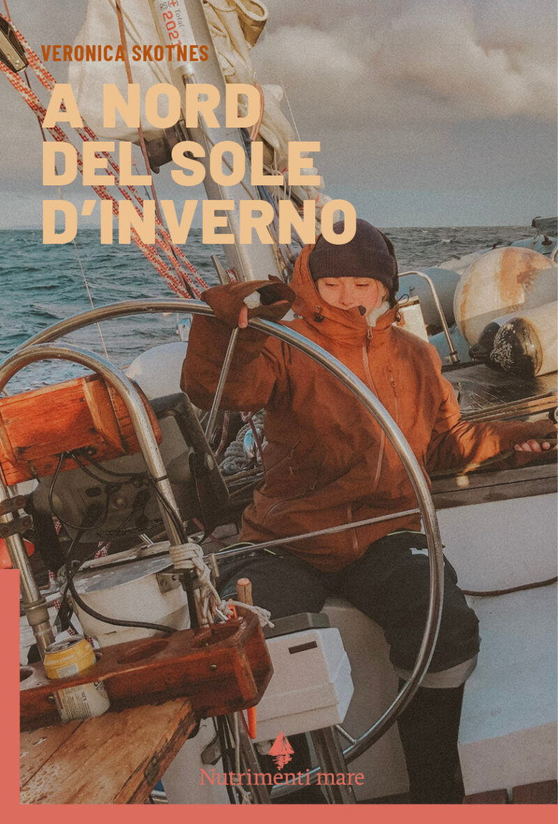 In copertina l’autrice alle prese con il timone della barca in navigazione.