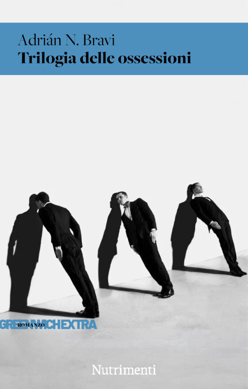 In copertina foto in bianco e nero di tre uomini in diverse posizioni appoggiati a un muro.